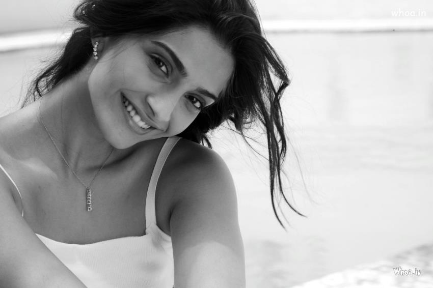 Sonam Kapoor Black N White Clouse Up Photoshoot