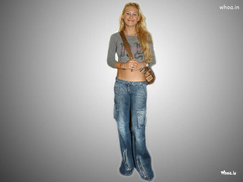 Anna Kournikova In Blue Jeans And T Shirt With Purse