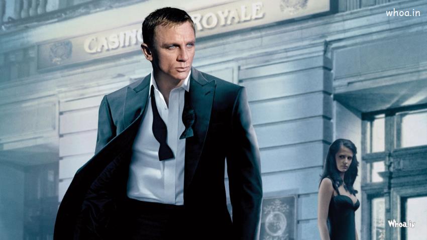 Daniel Craig As James Boand Casino Royale Black Suit Wallpaper