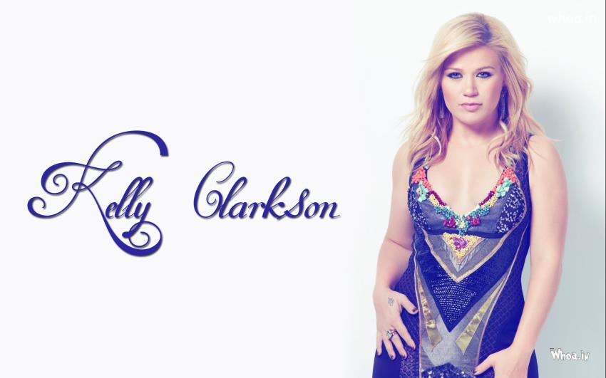 Kelly Clarkson In Muticolor Outfit