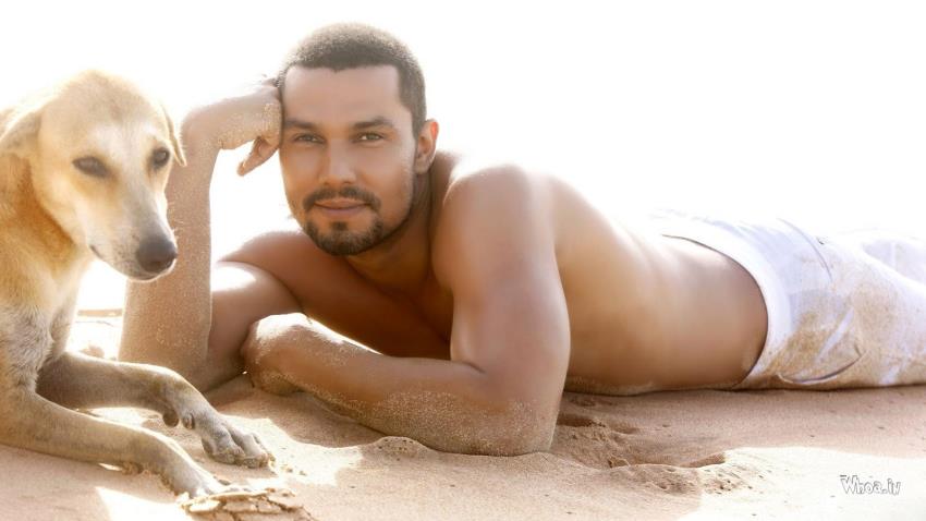 Randeep Hooda Shirtless In Beach With Dog HD Jism 2 Movies Wallpaper