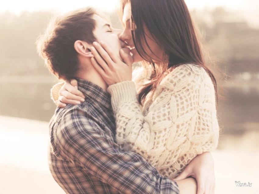 Lovely Kiss Images , Pictures And Mobile Status Wallpaper