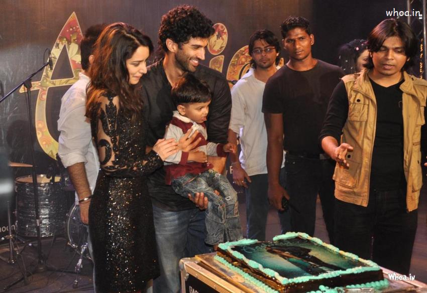 Aditya And Shraddha Kapoor In Aashiqui 2 Cut A Cake