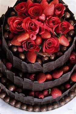 chocolate cake with red rose