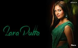 Lara Dutta Sizzles in Green Saree