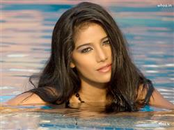 Poonam Pandey Swimming with Face Closeup Photoshoot Wallpaper