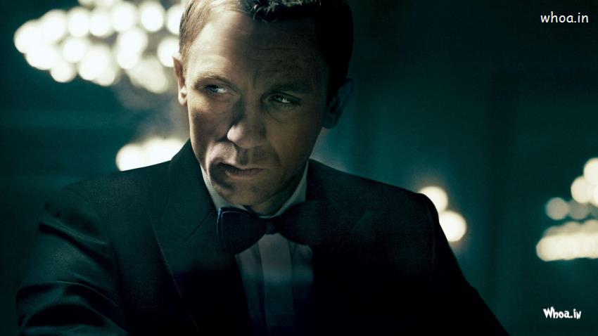 Daniel Craig As James Boand Black Suit Wallpaper