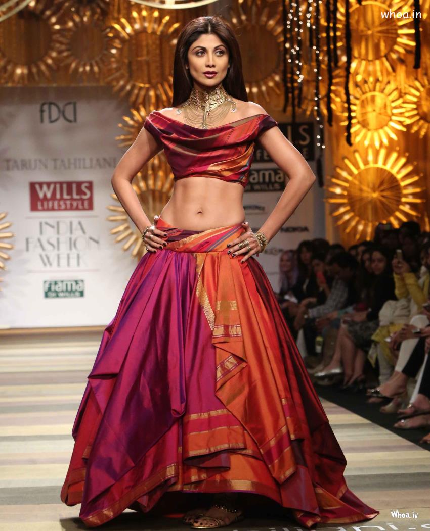 Shilpa Shetty In Fashion Show Ramp Walk Wallpaper