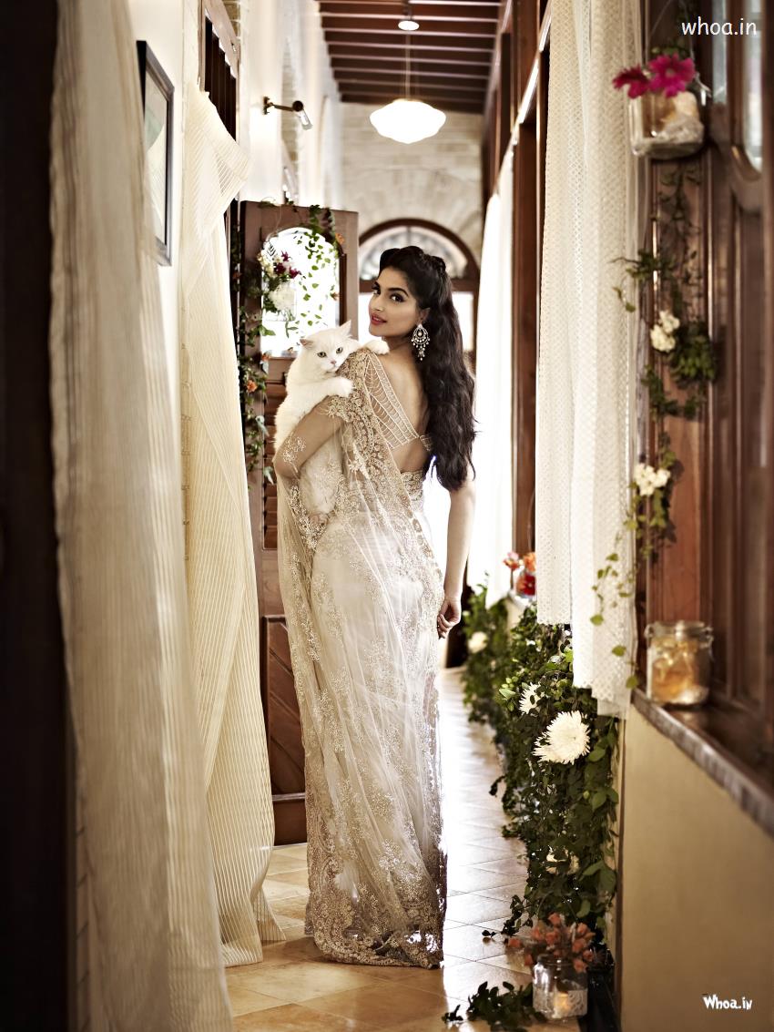 Sonam Kapoor Exclusive White Sari With White Cat HD Wallpaper