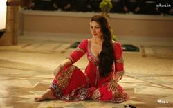 Kareena Kapoor Mujra Red Saree in Agent Vinod Movies HD Wallpaper
