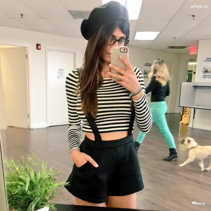 Mia Khalifa Selfie HD Wallpaper