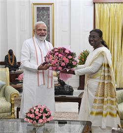  Indian politician Droupadi Murmu with PM Modi Ima