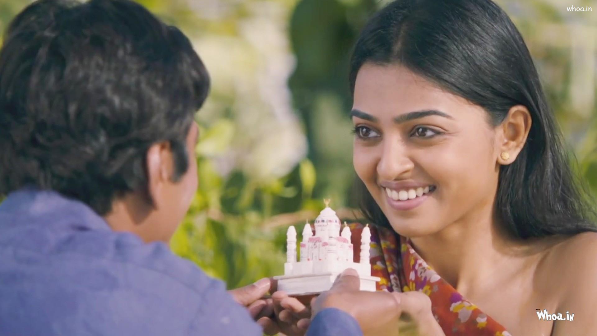 Radhika Apte Smiley Face In Manjhi The Mountain Man Movies HD Wallpape