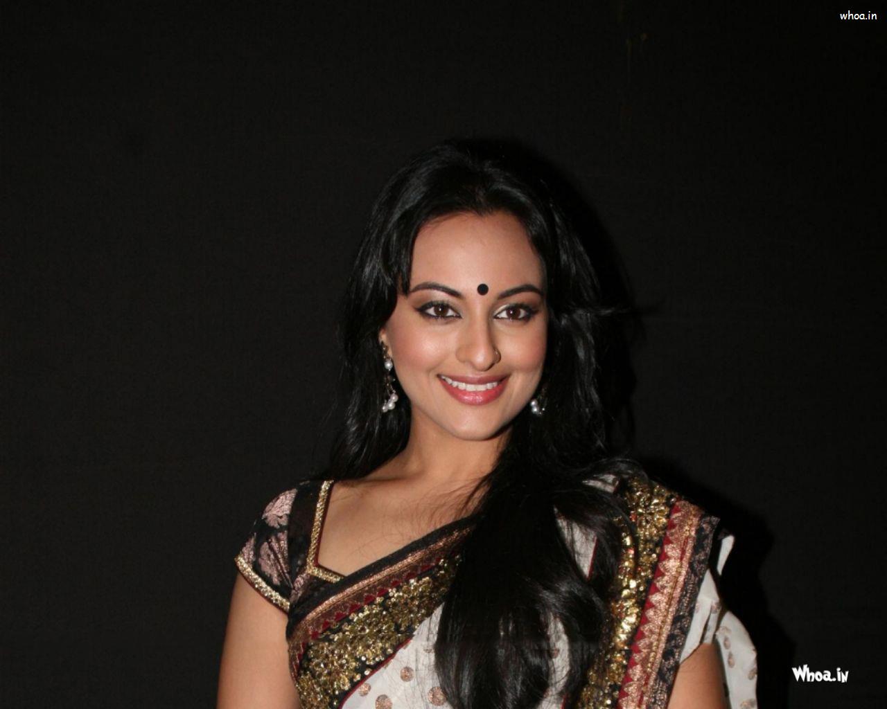 Sonakshi Sinha In White Saree Clouse Up Photoshoot